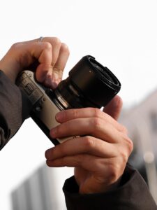 ムービー撮影に必要な追加アイテムは何ですか？